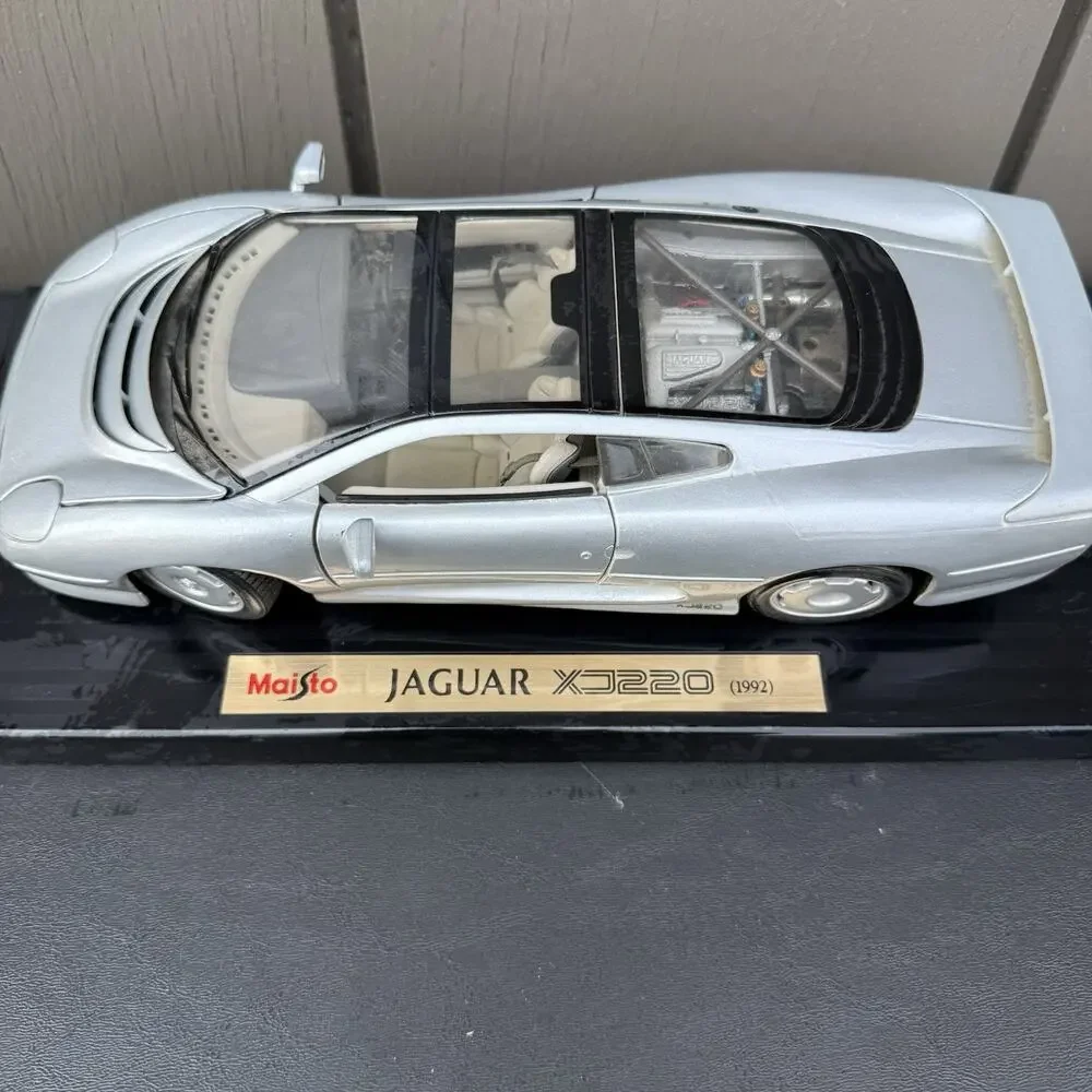 1:24 Maisto 1992 Jaguar XJ220 silver